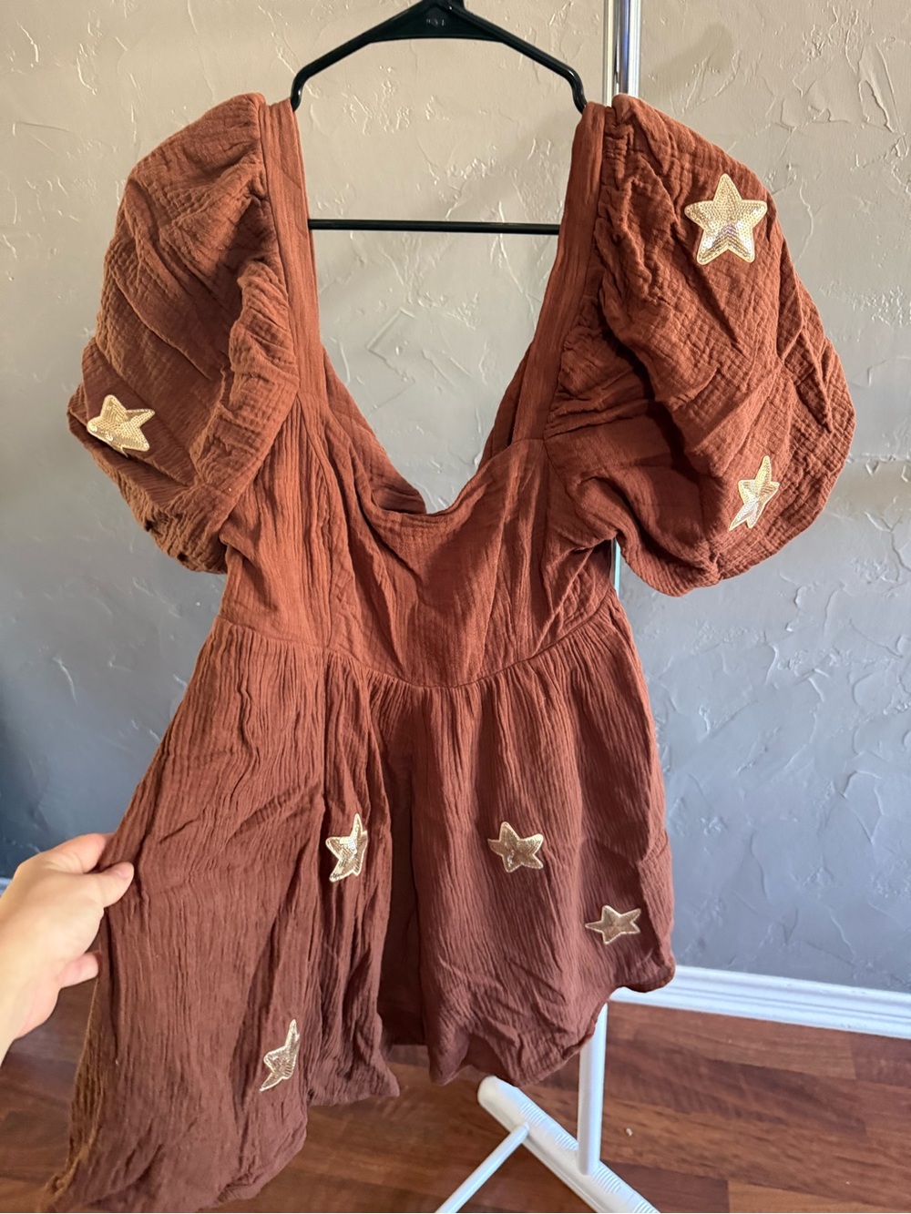 Main Strip Rust Brown Star-Appliqué Puff Sleeve Romper